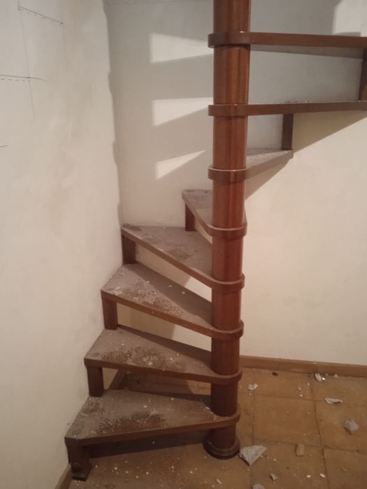 Escadas de madeira em caracol