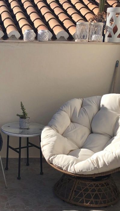 Cadeirão giratório em rattan KASA, como novo!
