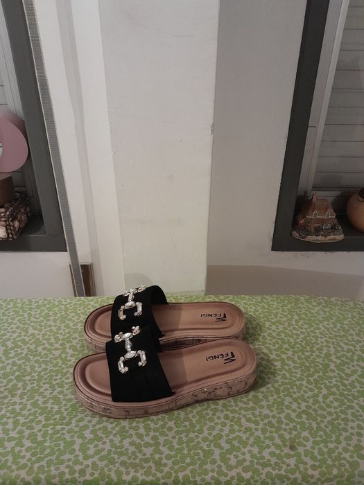 Vendo Chinelos de Senhora muito bonitos como novos