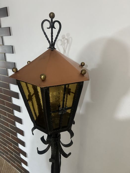 Lampa stojąca z regulacją swiatła