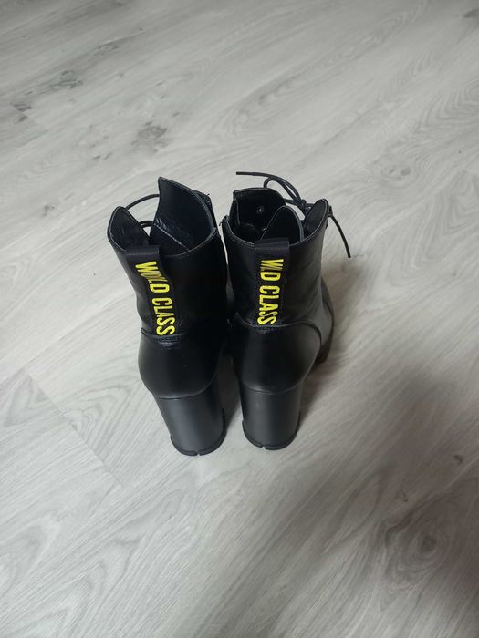 Продам майже нові жіночі ботінки