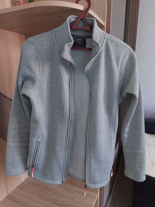 Продам жіночу спортивну кофту