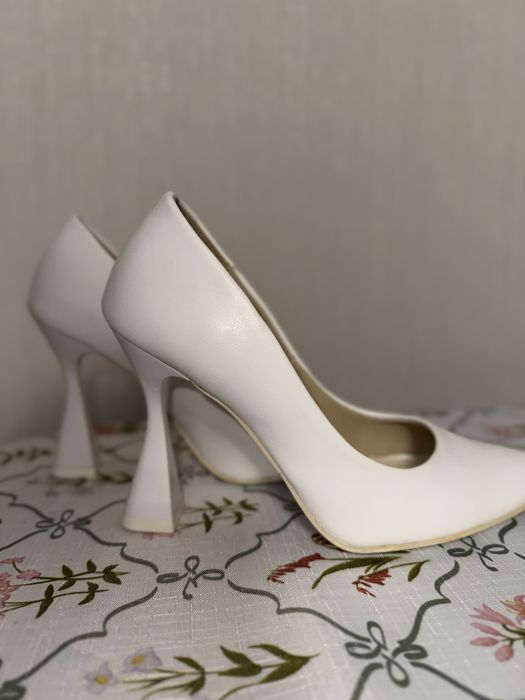 Продам туфлі на високих підборах.