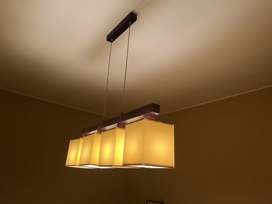 Żyrandol drewniany brązowy klosze