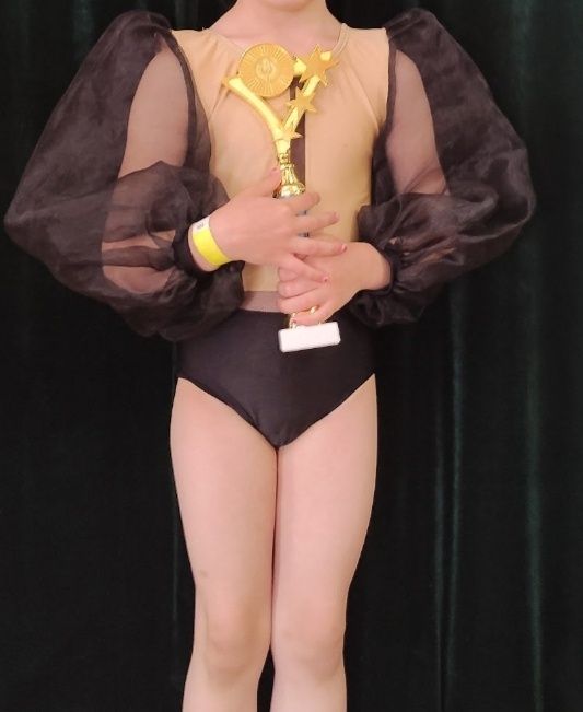 Золотий костюм для виступу