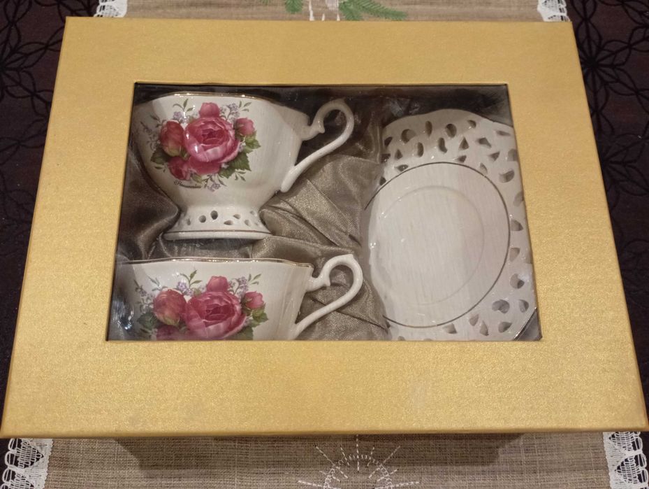 Filiżanki z ażurowymi spodeczkami 2+2 Veroni nowe