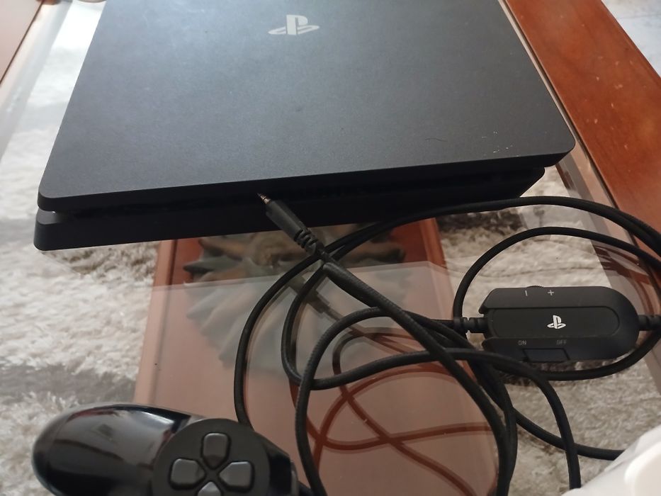 Playstation 4 com 10 jogos e 2 comandos