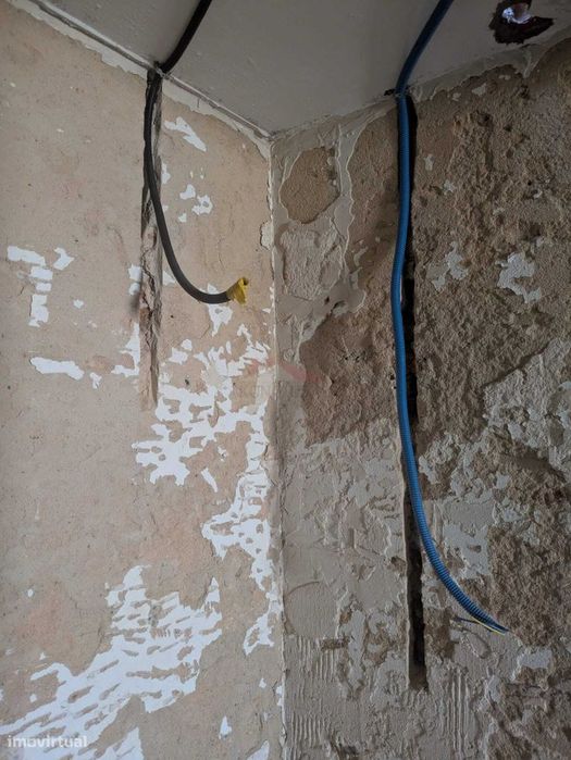 **Moradia T1 em remodelação total com terraço - Labrugeira, Concelh...