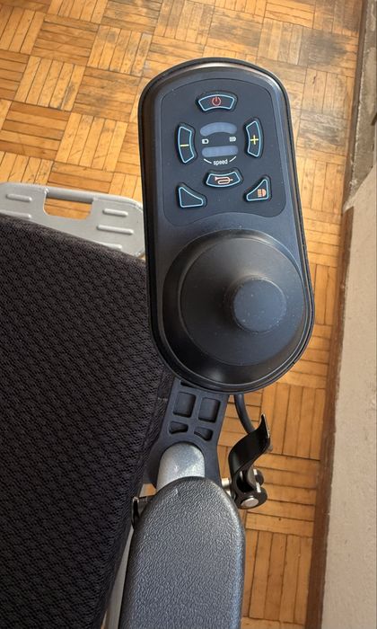 Nowy elektryczny wózek inwalidzki