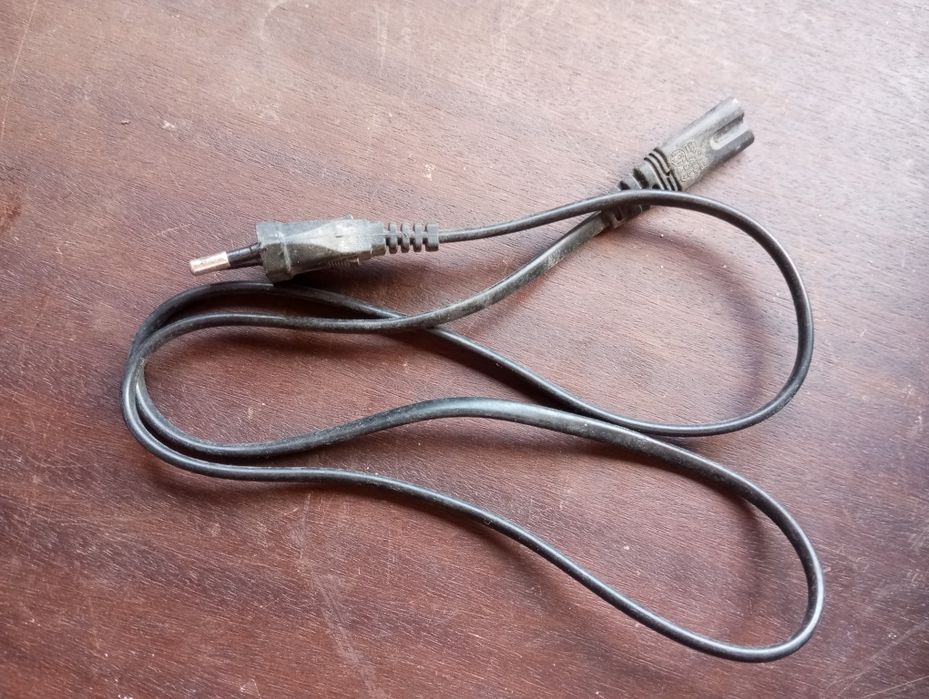 Vendo leitor de VHS com televisão e mais de 100 VHS