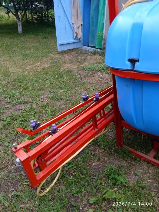Оприскувач на 400л. У хорошому стані.