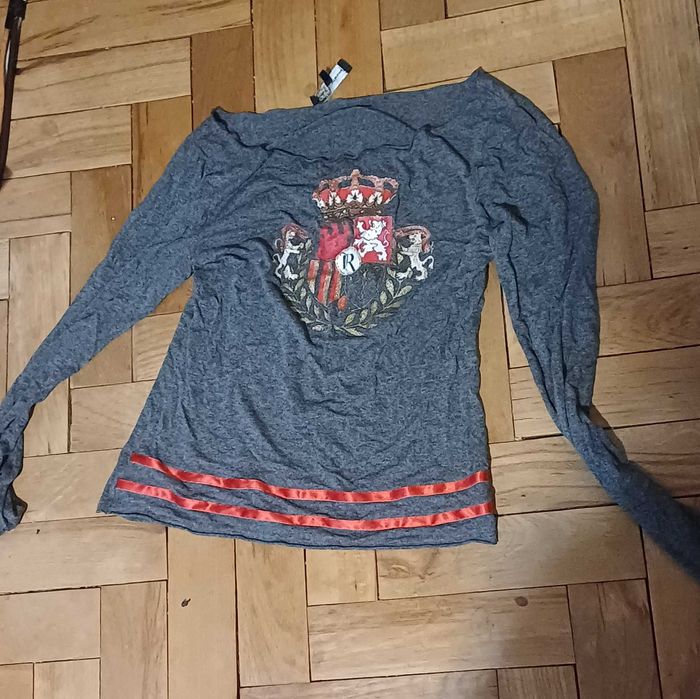 oddam szarą bluzkę z długim rękawem
