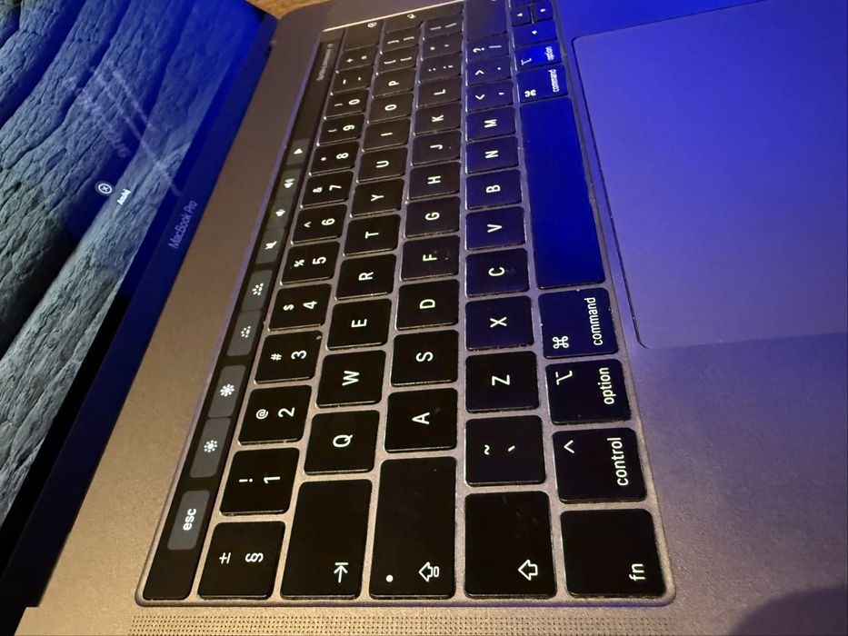 MacBook 15 i7 /16GB/ 500GB SSD/ Retina/ TouchBar - Bardzo Dobry Stan