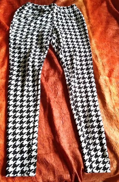 rock Pinkline XS czarno-białe eleganckie spodnie geometryczny wzór