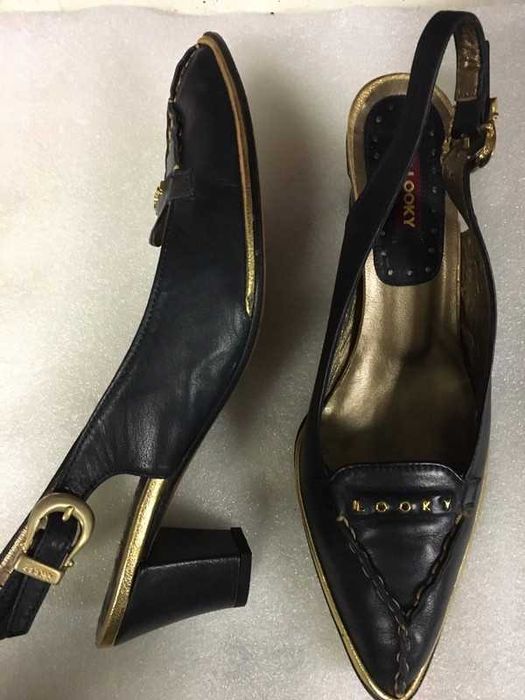 Sapatos sandália cor preta usados uma vez