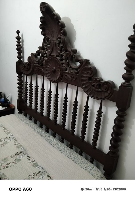 Cama com estrado mais duas mesinhas