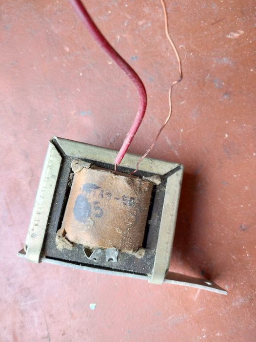 Трансформаторы маленькие, выключатель