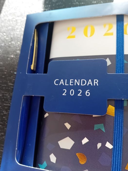 Mini kalendarz 2026 z długopisem. Nowy w pudełku.