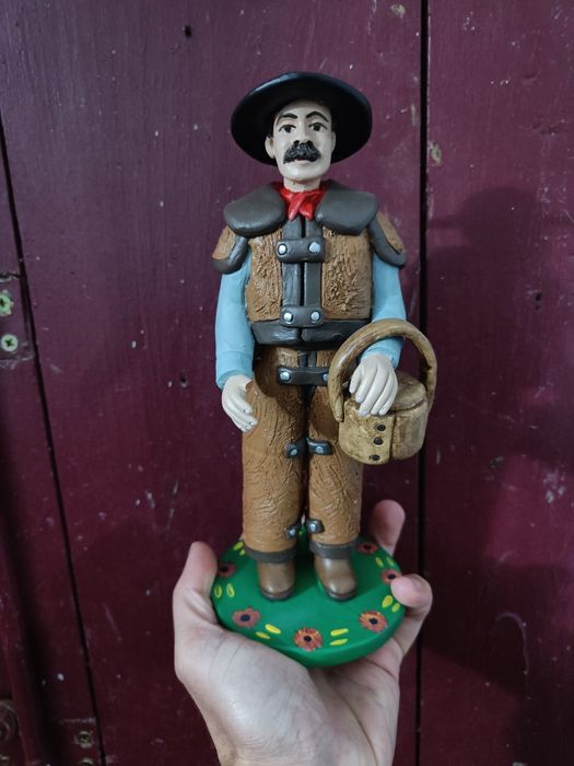 Figuras em barro com defeito