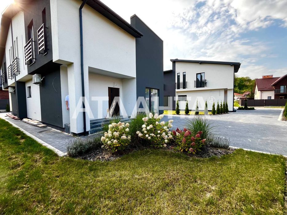 Продаж котеджу з новим сучасним ремонтом в Брюховичах.