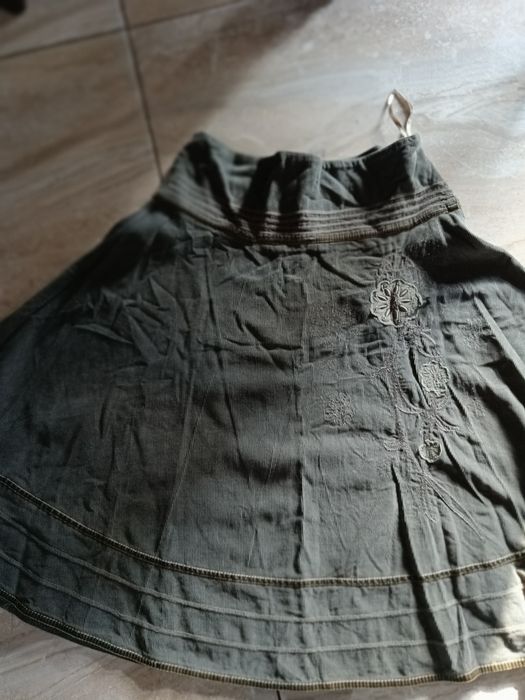 Spódnica sztruksowa kolor khaki, rozmiar 38.