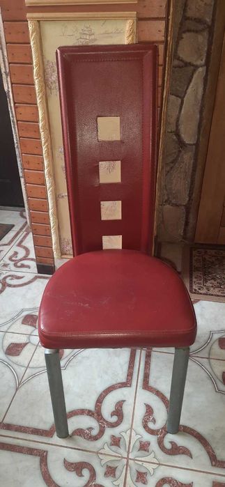 Столи та стільці.