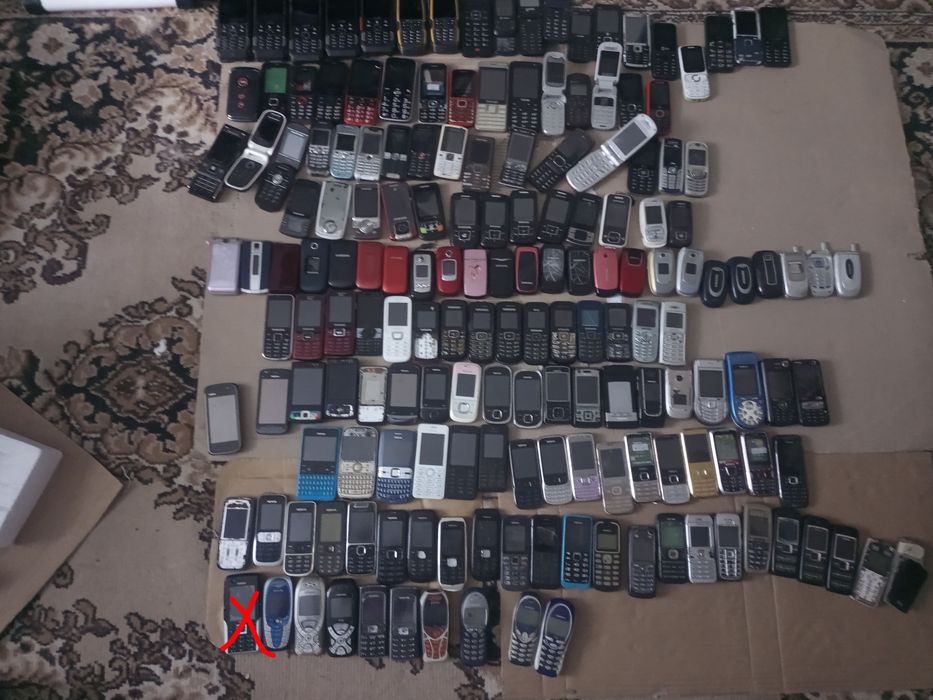 Лот клавішних телефонів Samsung, Nokia, Sonim