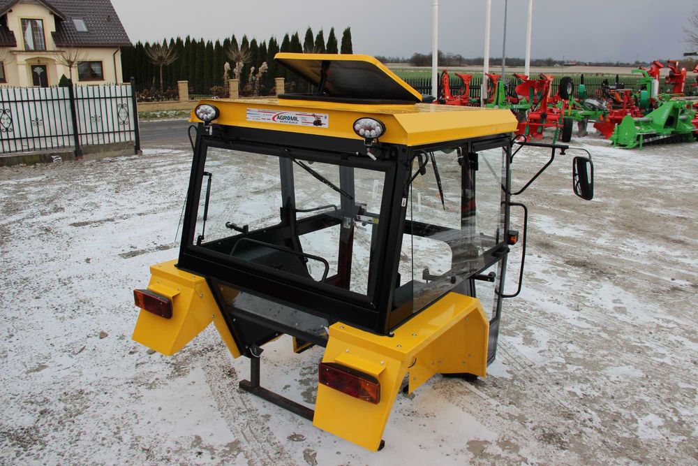 Kabina ursus C 330  C-330 z błotnikami Naglak wersja Elegant żółta