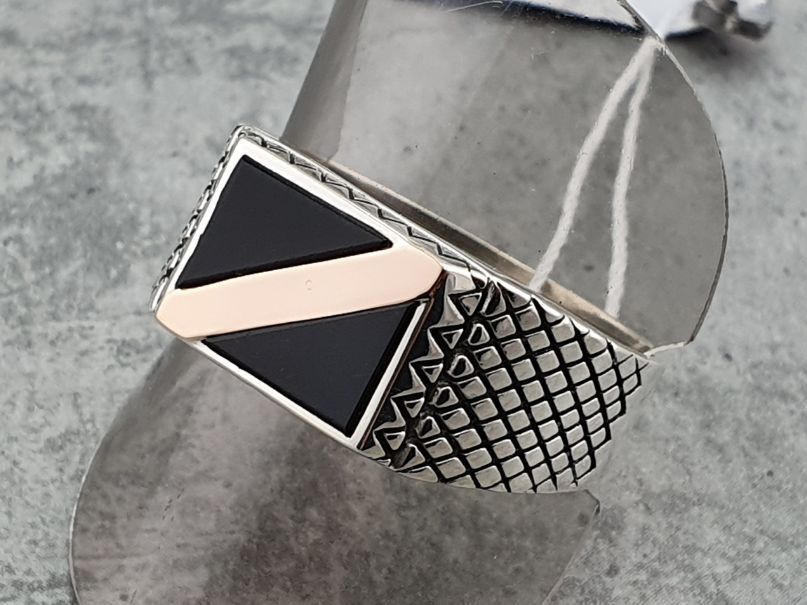 Чоловічий срібний перстень із золотом та онікосом кільце печатка