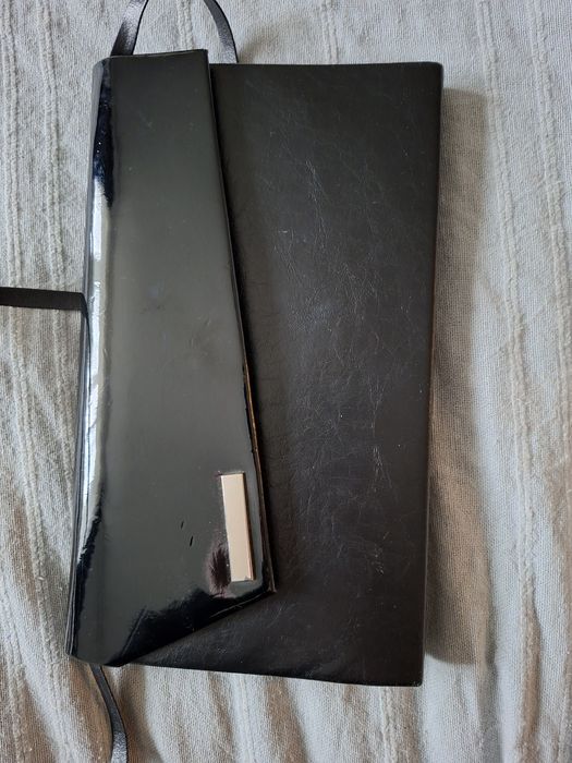 Elegancka czarna torebka kopertowa