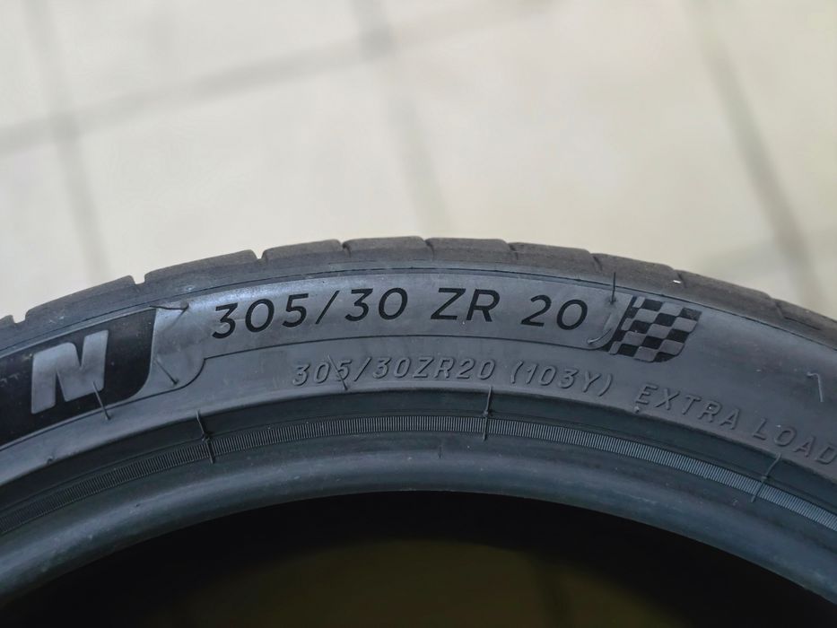 Pneus 305/30 R20