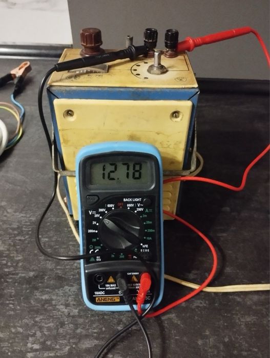 Акамуляторний зарядний пристрій