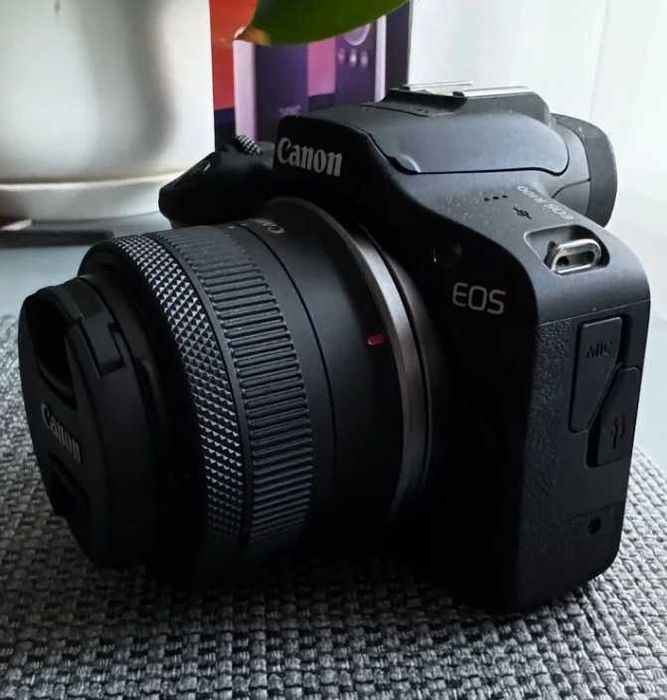 Canon EOS R100 .