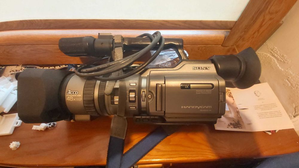 Kamera SONY handycam DCR VX2100E PAL ze stojakiem