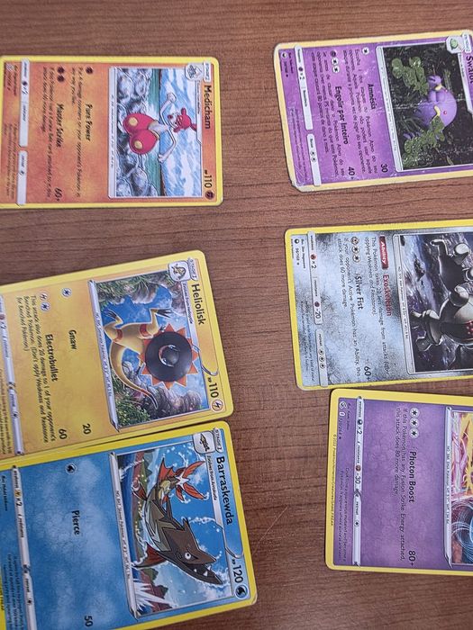 Caixa com cartas de pokemon