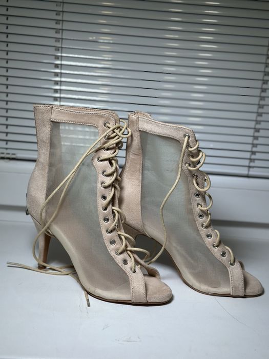 Бежевые туфли high heels