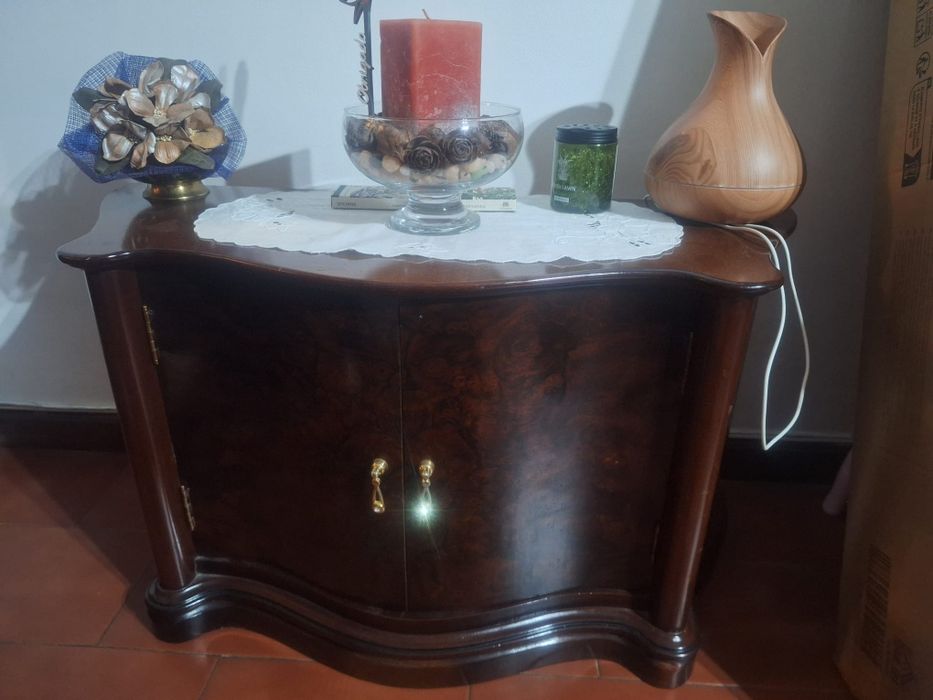 Móvel pequeno com duas portas, 48 cm de altura , 85 cm de largura