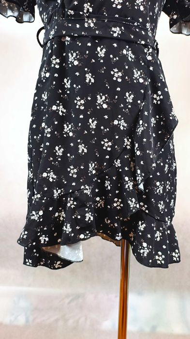 Nowa Piękna Sukienka z falbaną S/M Kopertowy Dekolt Kobieca i Stylowa