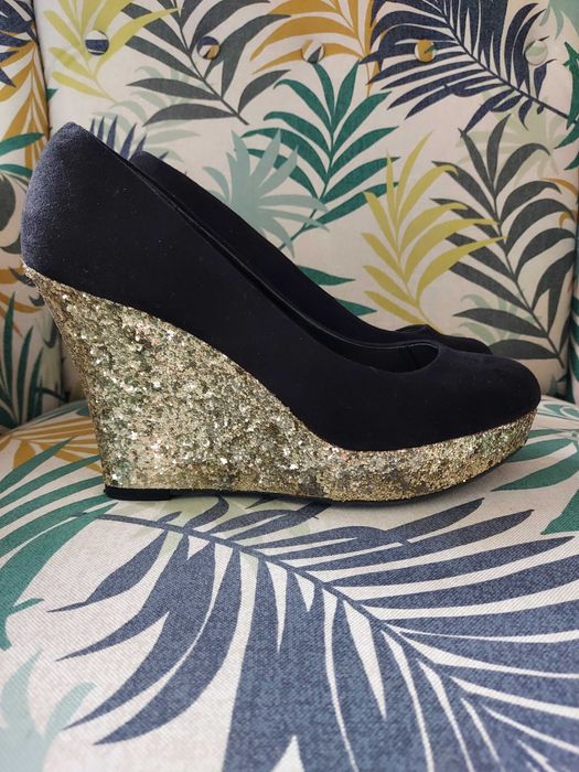 Czarne buty na koturnie