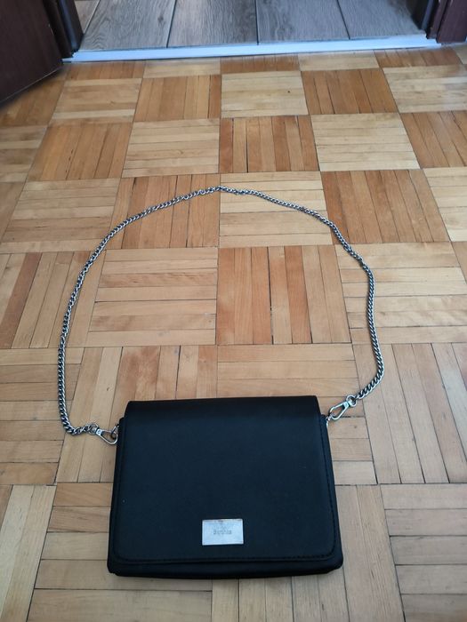 Torebka Bershka na łańcuszku