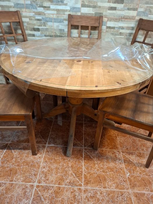 set de cadeiras e mesa