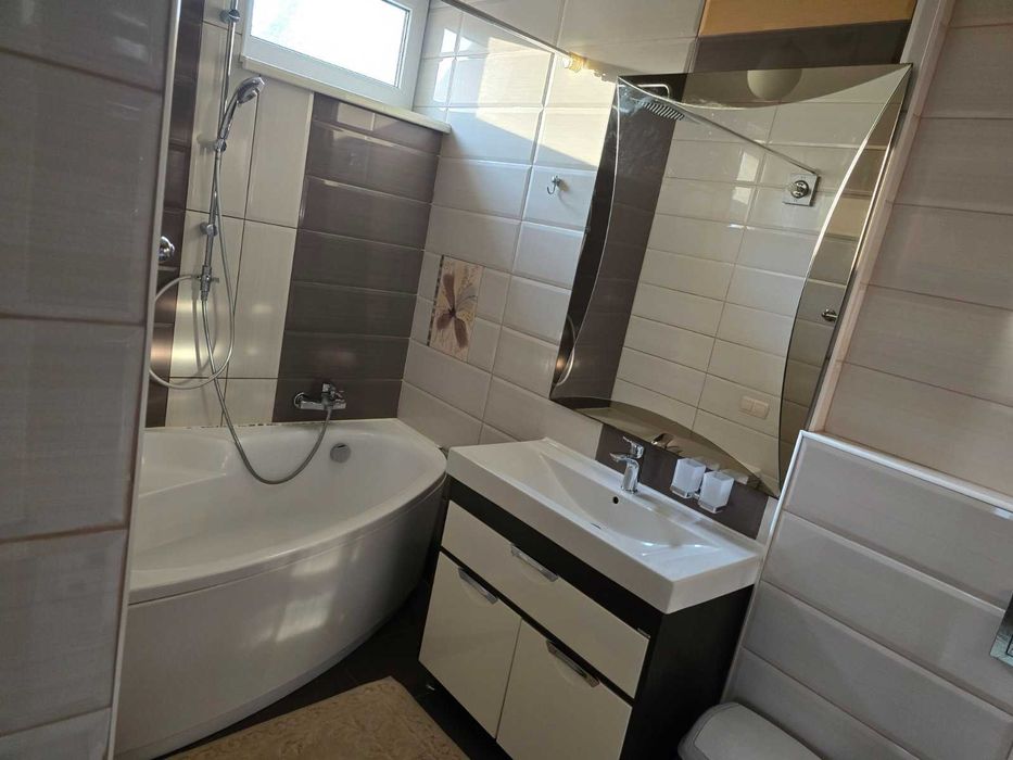 Здаю в крайовничомму місці  пів будинку Метро Славутич, Київ