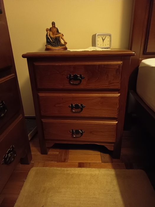 Mobília de quarto em madeira maciça