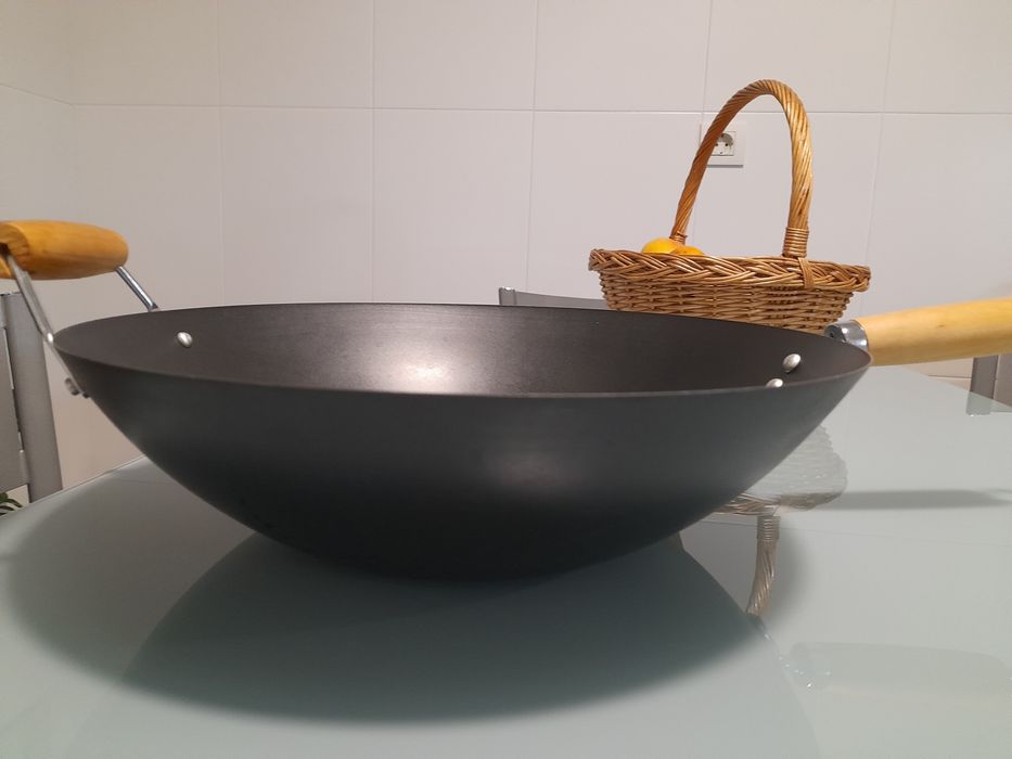 Large non-stick casserole dish.......64585867596801121