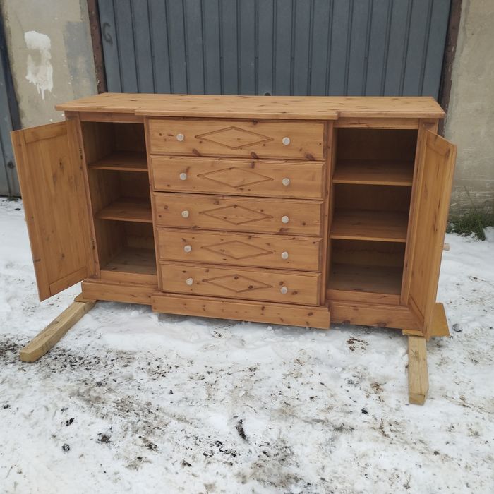 Ładna komoda sosnowa.