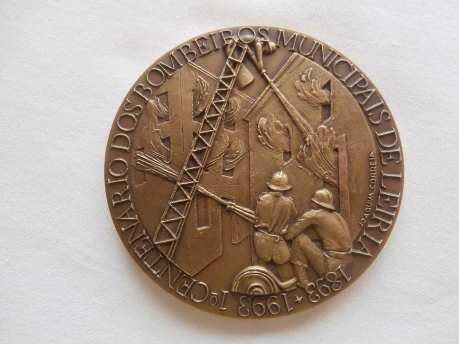 Várias medalhas de bombeiros