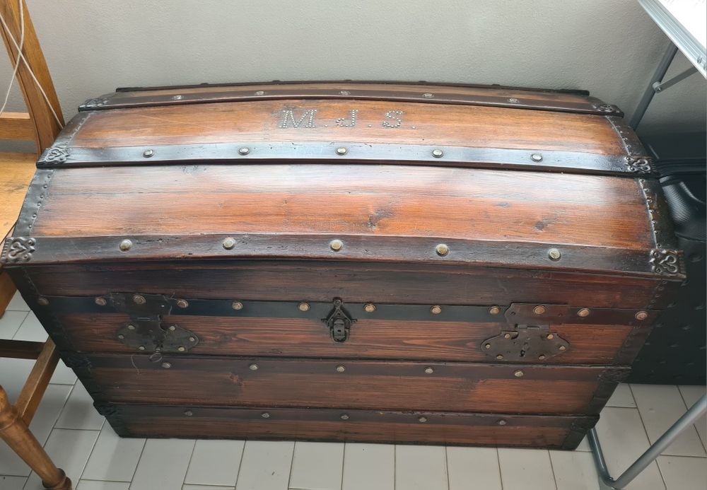 Arca (baú) muito antiga, restaurada, com suporte de pés  amovível