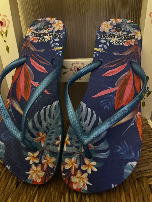 Chinelos Brasileiras azul com flores