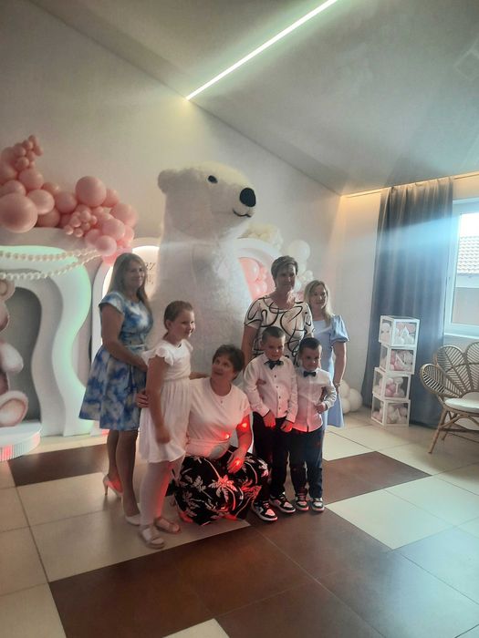 Duży biały miś, żywa maskotka na przyjęcia. Bubble house.