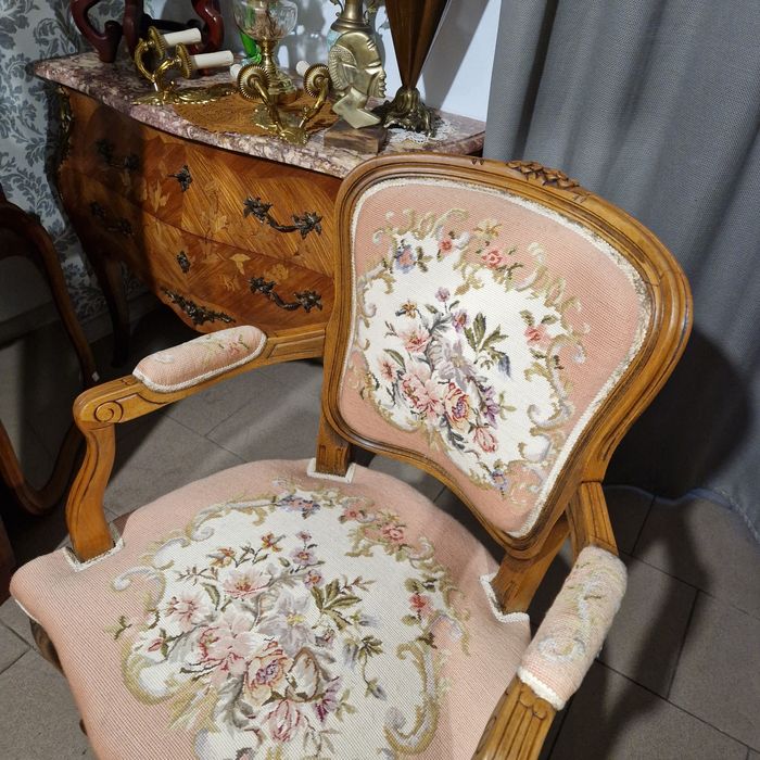 Piękny fotelik w stylu ludwikowskim